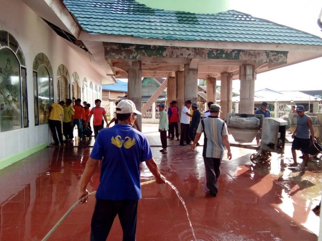 GOTONG ROYONG-Tampak warga gotong royong membersihkan Masjid