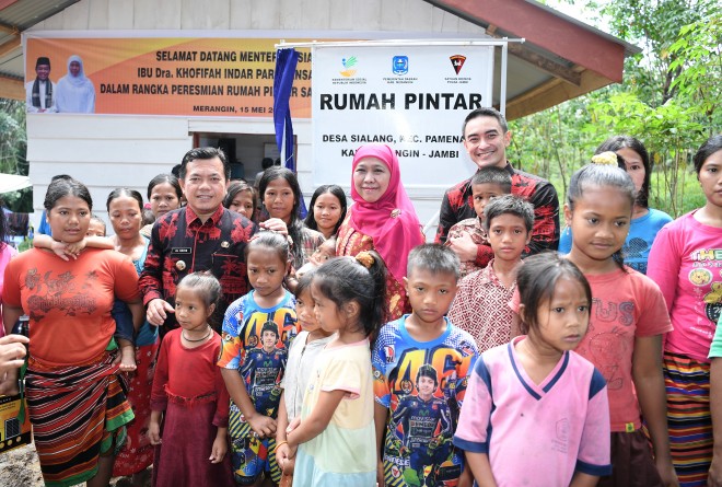 Bupati merangin,mensos dan Gubernur dengan anak SAD foto bersama