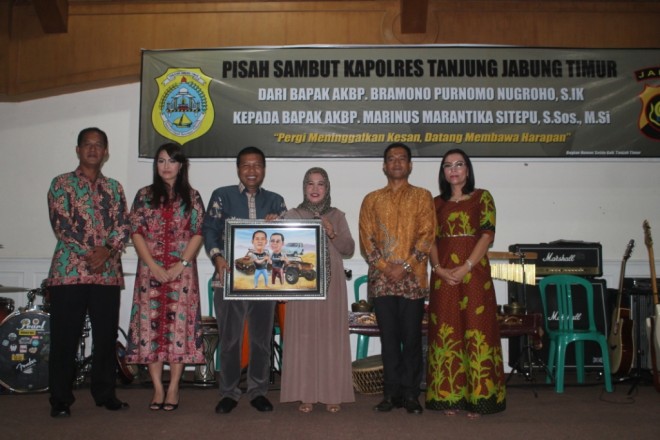 Bupati Tanjabtim Romi Hariyanto foto bersama dengan Kapolres dan mantan Kapolres