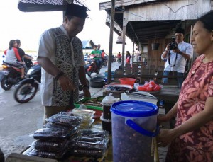 Safari Ramadhan ke Kuala Jambi, Bupati Romi Borong Dagangan Warga