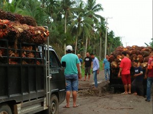 Duhhhh...Gara-gara Jalan Rusak Parah, Antrean Kendaraan Mengular   