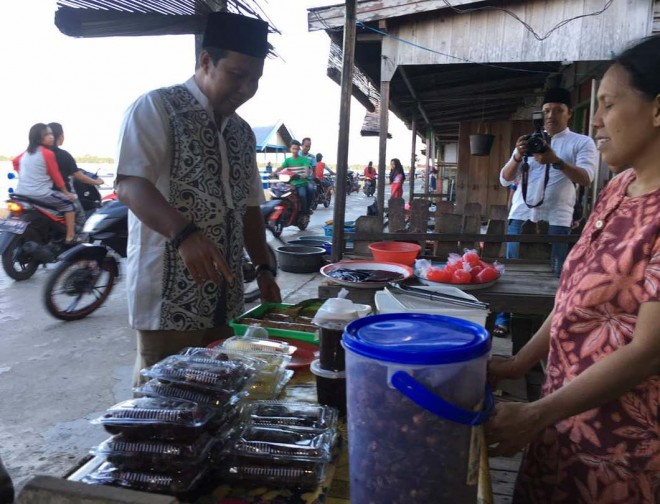 Bupati Tanjabtim Romi Hariyanto saat membeli dagangan warga