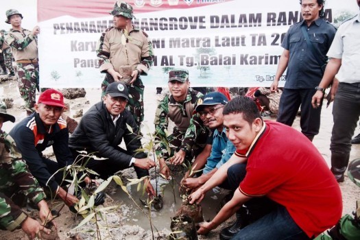 Totok Irianto Danlanal TBK bersama rombongan lakukan penanaman 1000 bibit Manggrove di Pantai Coastal Area, Tanjung Balai.   