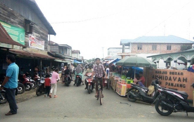 Pasar Bedug di Kecamatan Nipah Panjang ramai dikunjungi warga