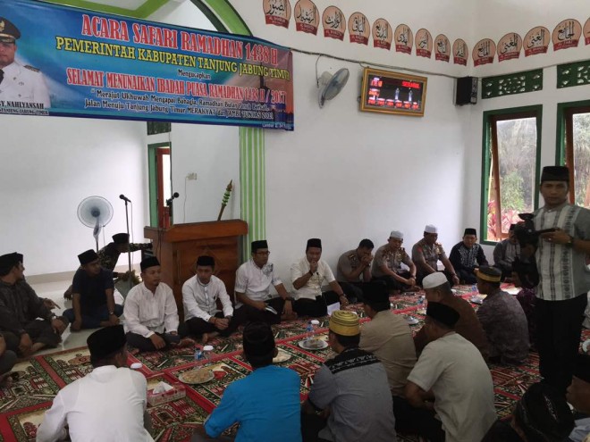 Bupati Romi Hariyanto saat melakukan Syafari Ramadhan di Kecamatan Muarasabak Timur