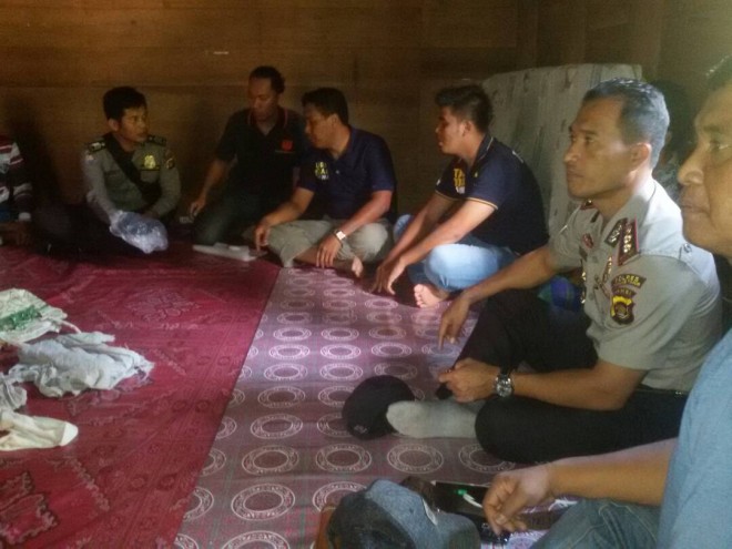 Polisi saat olah TKP di rumah korban perampokan