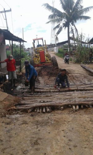 Di Tanjabtim, Warga Perbaiki Infrastruktur Secara Swadaya