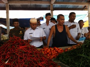 Wabup Robby Pantau Harga Sembako di Pasar Simpang Kiri