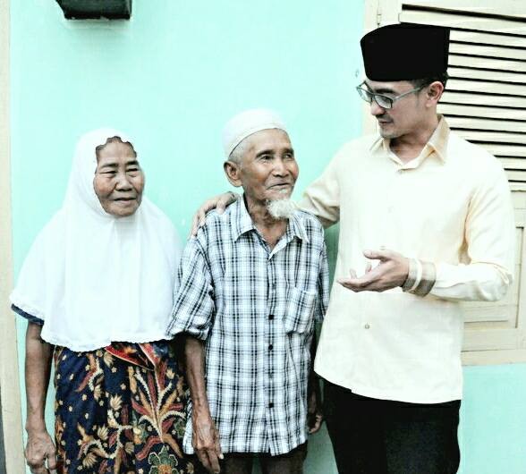 Gubernur Jambi Zumi Zola saat mengunjungi kakek penjual pisang korban perampokan