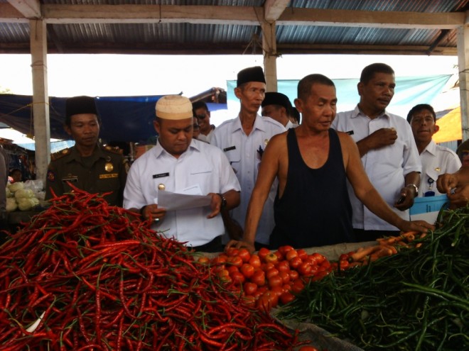 Wabup Tanjabtim Robby Nahliyansyah saat memantau harga Sembako di Pasar Simpang Kiri