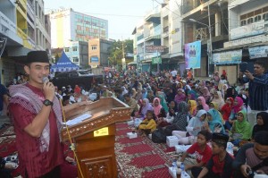 Ribuan Warga Antusias Buka Puasa Bersama Gubernur Zola