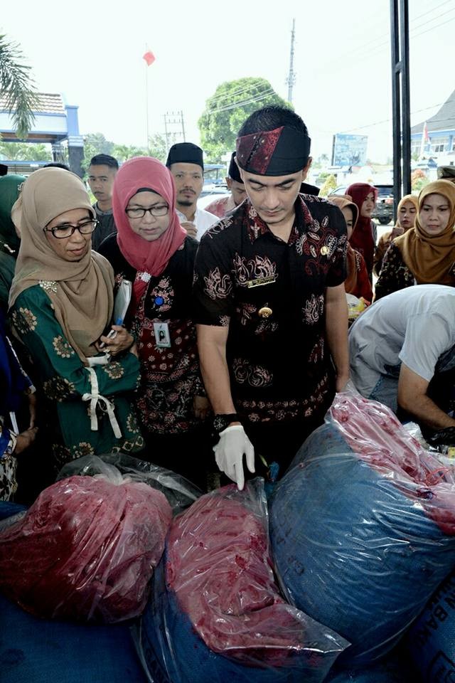 Gubernur Jambi Zumi Zola saat mengecek terasi yang mengandung zat pewarna