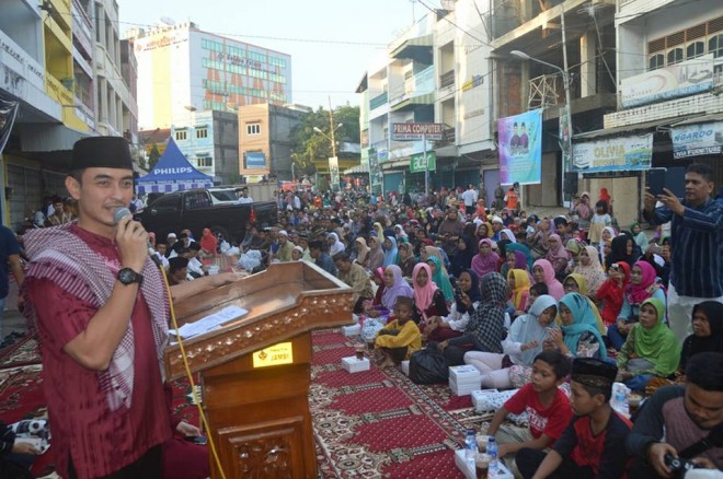 Gubernur Zumi Zola mengajak warga meningkatkan hubungan manusia sesama manusia dan hubungan manusia dengan Allah SWT