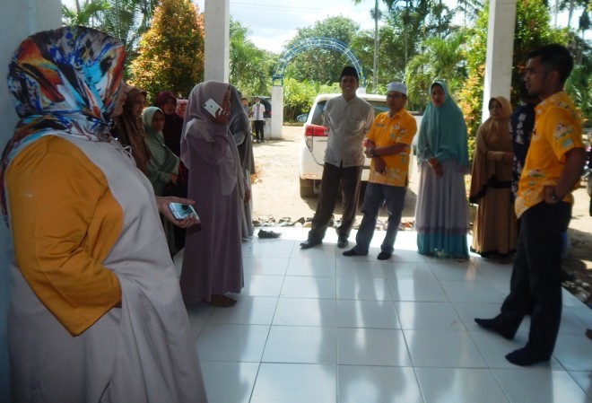 Wirdayanti saat meninjau persiapan Lomba Desa di Desa Rantau Rasau II.