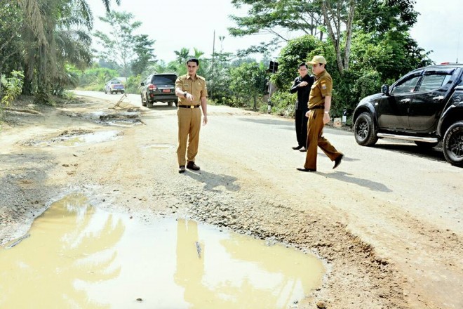 Gubernur Zumi Zola saat meninjau jalan rusak