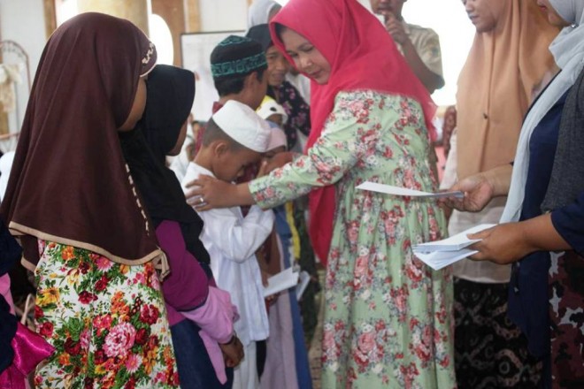 Ketua TP PKK Kabupaten Tanjabtim Wirdayanti saat memberikan santunan kepada Anak Yatim