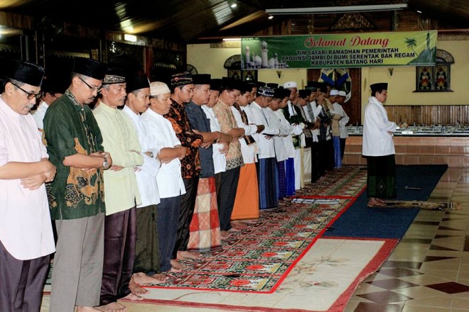 Wagub Fachrori Umar saat menjadi Imam Sholat Maghrib