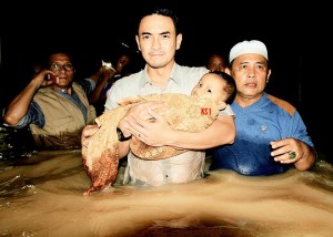 Zola Bantu Evakuasi Balita Korban Banjir