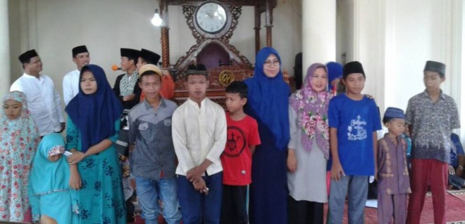 Ketua TP PKK Tanjabtim Wirdayanti foto bersama anak-anak di Kecamatan Sadu