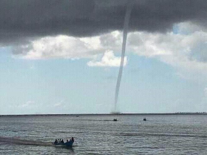 Tampak angin puting beliung di pantai Kampung Laut