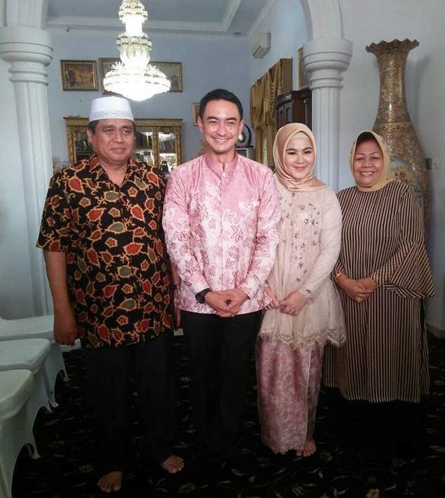 Gubernur Zola dan Isteri Sherrin Tharia bersilaturahmi ke rumah mantan Gubernur Jambi HBA