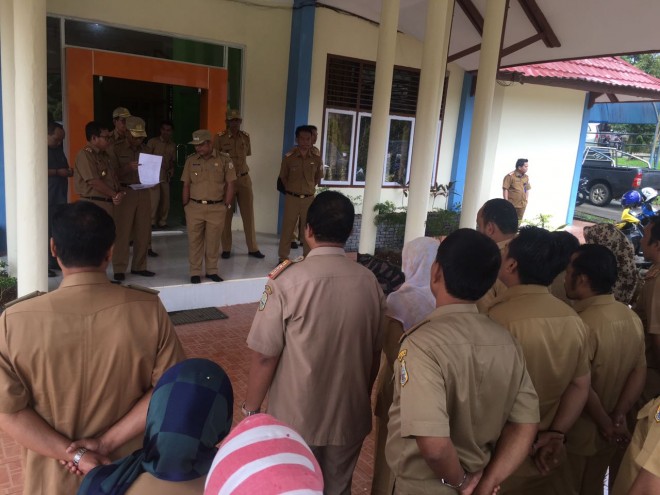 Wabup Tanjabtim Robby Nahliyansyah saat Sidak masih menemukan ASN yang membandel telat ngantor dan alpa pada hari pertama masuk kerja pasca libur Hari Raya Idul Fitri