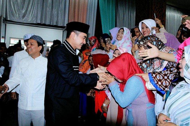 Gubernur Zumi Zola bersalaman dengan Ibu-Ibu