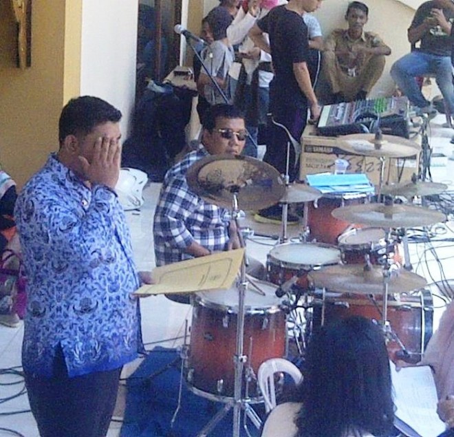 Bupati Romi melakukan check sound dengan menabuh drum saat geladi kotor pembukaan MTQ