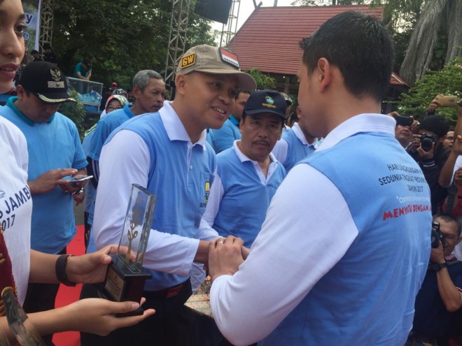 Penyerahan penghargaan terbaik pertama Nirwasita Tantra Tingkat Provinsi Jambi oleh Gubernur Jambi kepada Kabupaten Tanjabtim