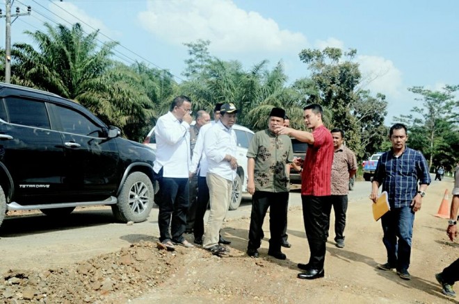 Gubernur Zola dan Bupati Romi saat meninjau pembangunan jalan Jambi-Sabak