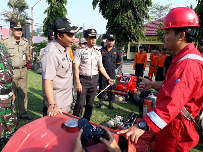 Bupati Tanjabtim Romi Hariyanto saat mengecek peralatan pemadaman Karhutla