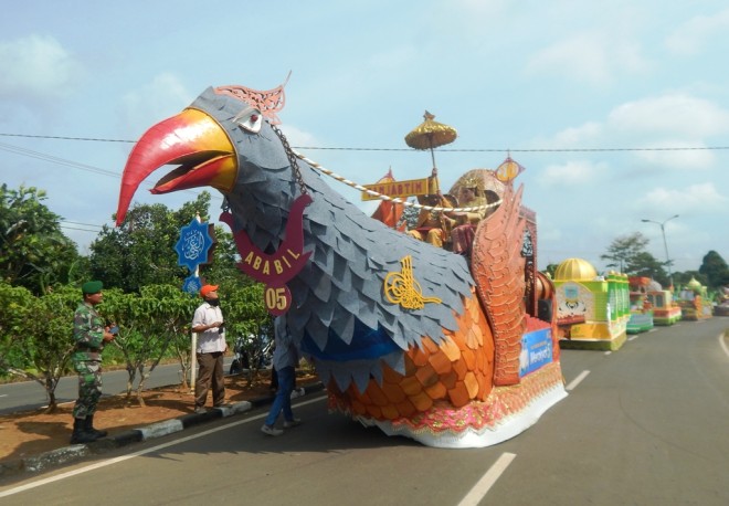 Burung Garuda yang menjadi penampilan Kabupaten Tanjabtim di Pawai Taaruf dan mobil hiasPawai Taaruf dan Mobil hi