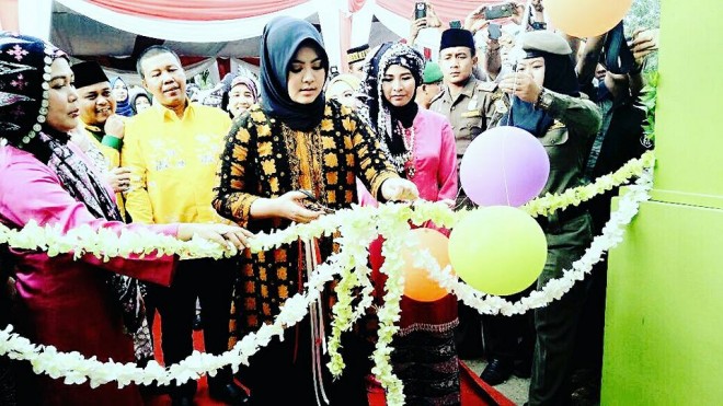 Sherrin saat meresmikan Bazar dan Pameran MTQ