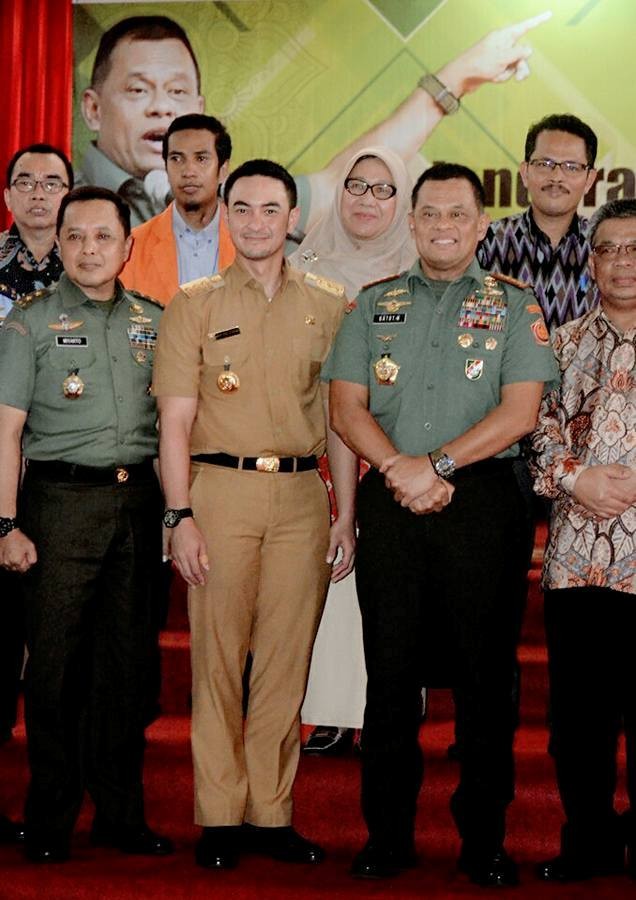 Gubernur Jambi Zumi Zola foto bersama Panglima TNI Gatot Nurmantyo