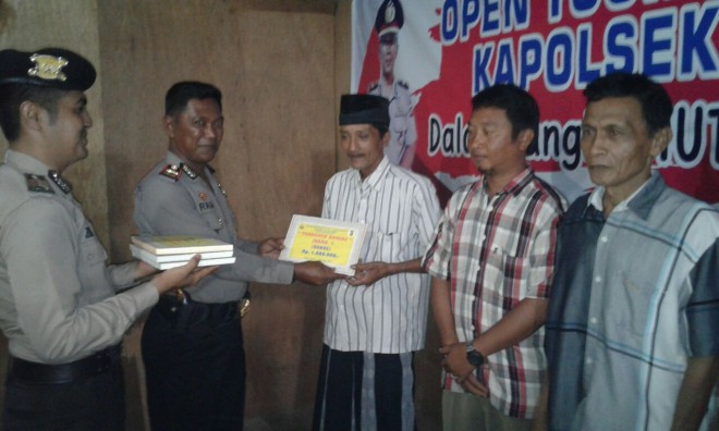 Kapolsek Kuala Jambi saat menyerahkan hadiah