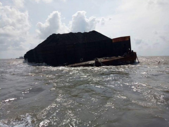 Kapal batu bara yang mengalami kebocoran di perairan Desa Sungai Itik