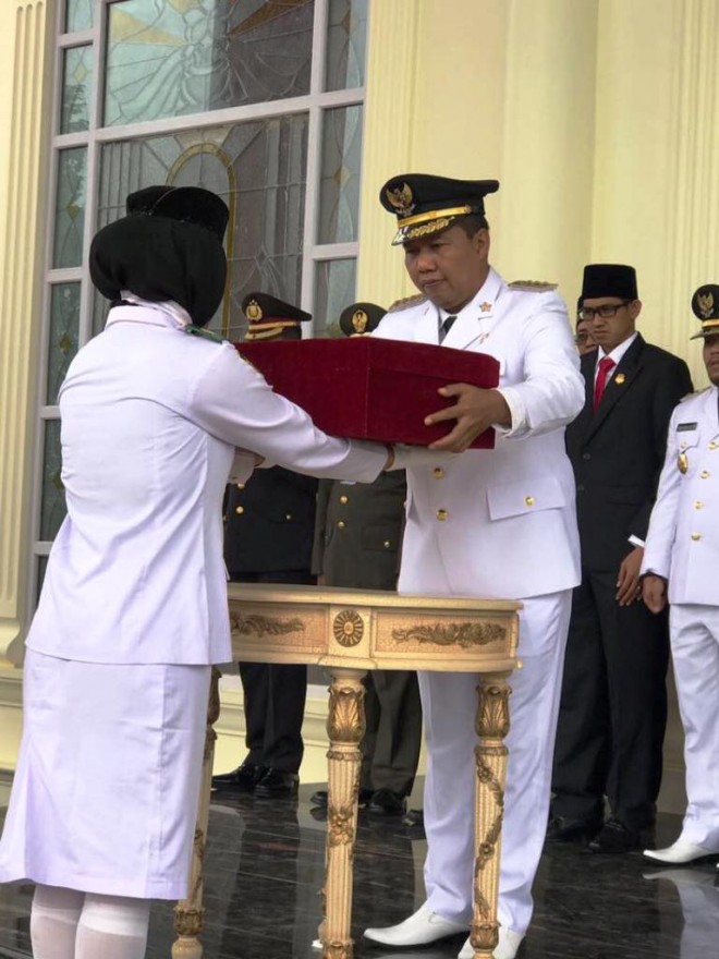 Bupati Romi saat menyerahkan Duplikat Sangsaka Merah Putih untuk dikibarkan