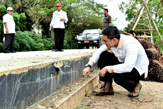 Gubernur Jambi Zumi Zola saat meninjau pembangunan jalan di Tanjabtimi