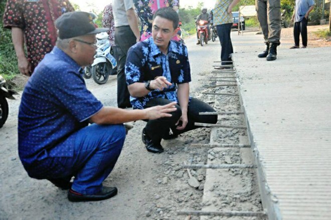 Gubernur Zumi Zola saat meninjau pembangunan jalan Ness - Sungai Buluh