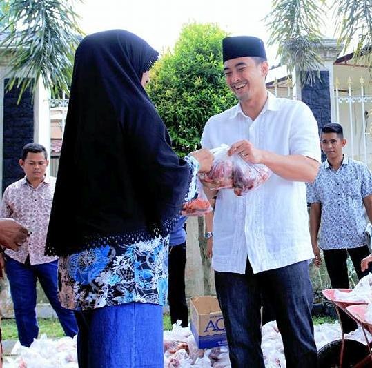 Gubernur Zola saat membagikan daging qurban kepada warga