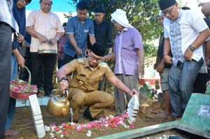 Gubernur Zola Ikut Antarkan Orang Tua Mantan Anggota DPRD Provinsi Jambi ke Peristirahatan Terkahir