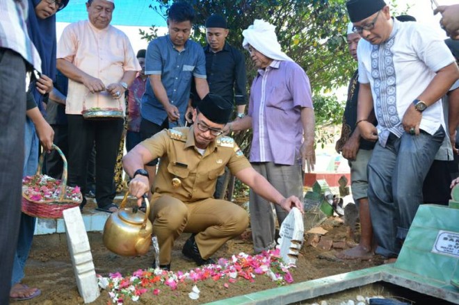 Gubernur Jambi Zumi Zola saat di pemakaman