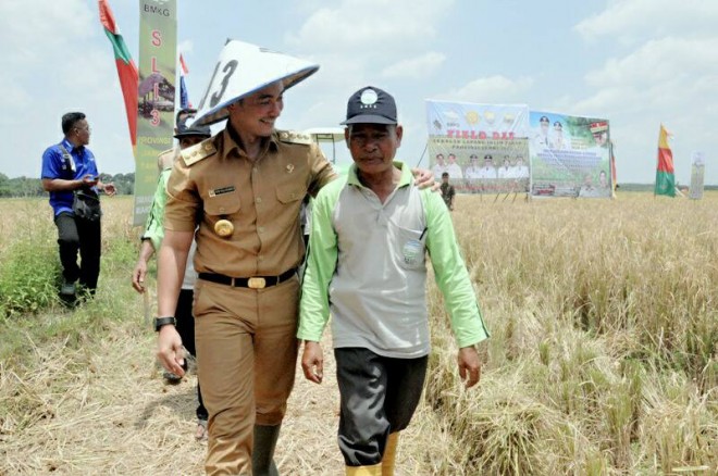 Gubernur Zola bersama petani