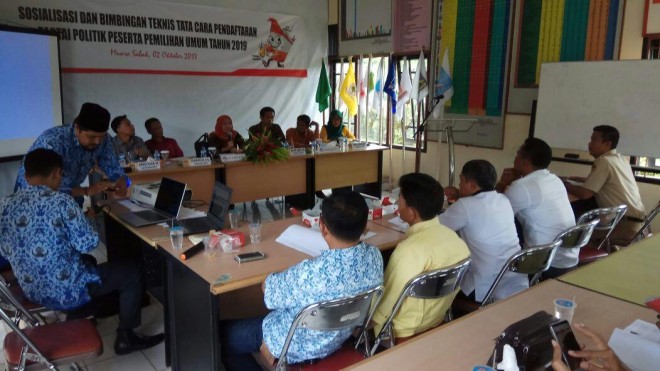 Bimtek sosialisasi pendaftaran Parpol di kantor KPU Kabupaten Tanjabtim pada senin (2/10), kemarin.