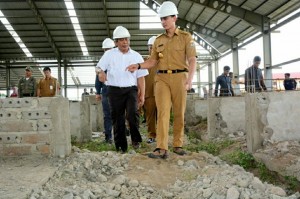 Gubernur Zola Tinjau Progres Pembangunan Pasar Modern Angso Duo