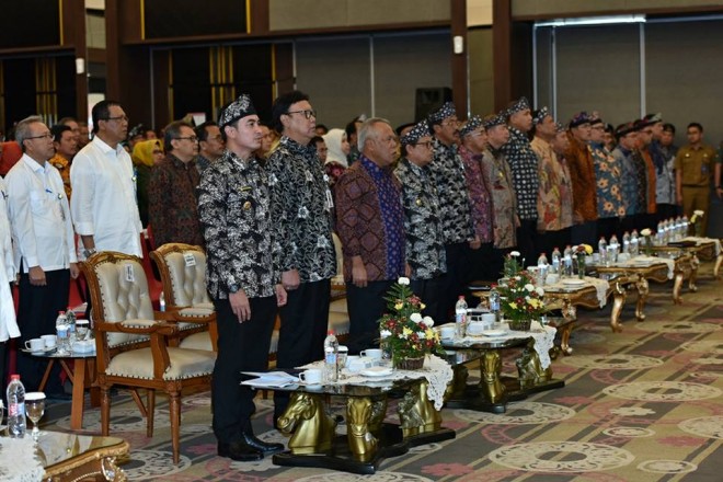 Gubernur Zola bersama Mendagri dan Menteri PUPERA RI serta para Gubernur se wilayah Sumatera