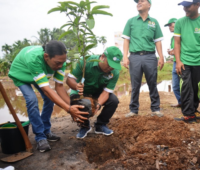 Wabup Tanjabtim Robby Nahliyansyah saat menanam pohon buah.JPG