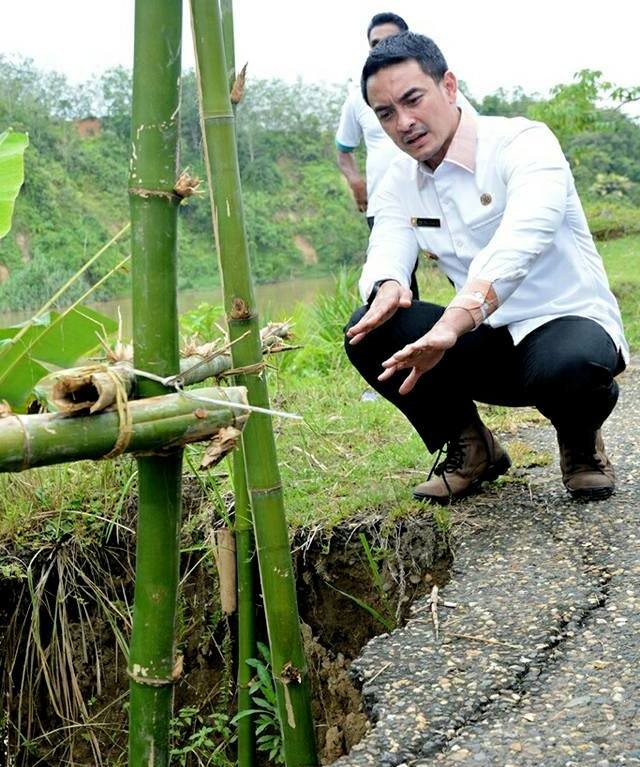 Gubernur Zola saat meninjau tebing sungai yang Longsor di Tebo