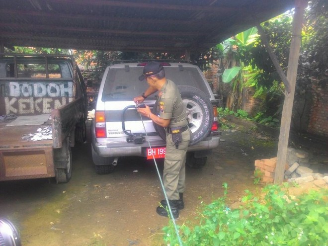 Mobil Dinas yang ditarik paksa dari mantan pejabat 