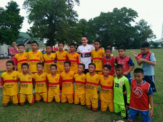 Gubernur dan murid sepak bola